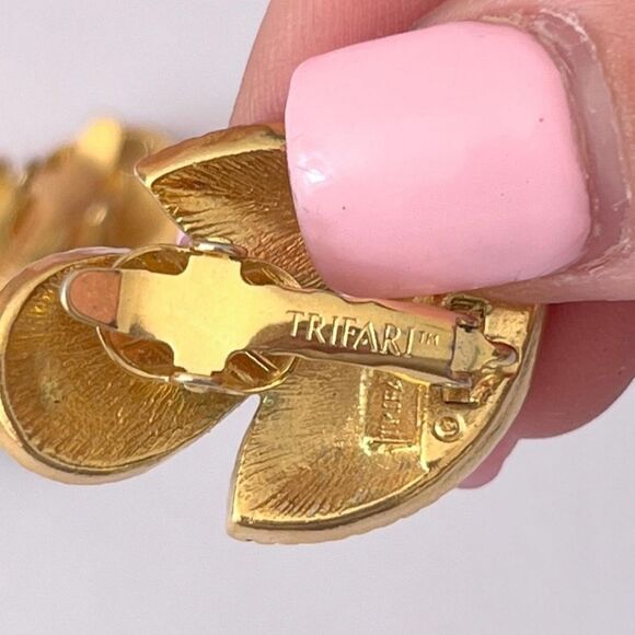 Trifari Dark Blue and Gold Tone Clip On Earrings NWOT - Picture 3 of 4